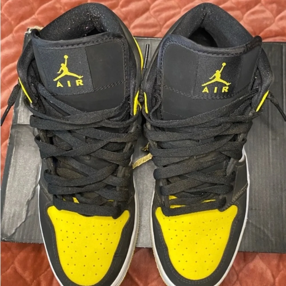 Jordan 1 Mid SE Yellow Toe 2019 - Picture 3 of 14